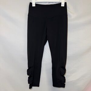GAIAM Black Cropped Capri Leggings Workout‎ Pants Size Medium Leg cutout